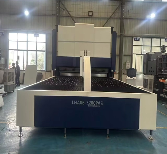 ما هي مزايا استخدام آلة ثني لمعالجة الصفائح المعدنية ؟