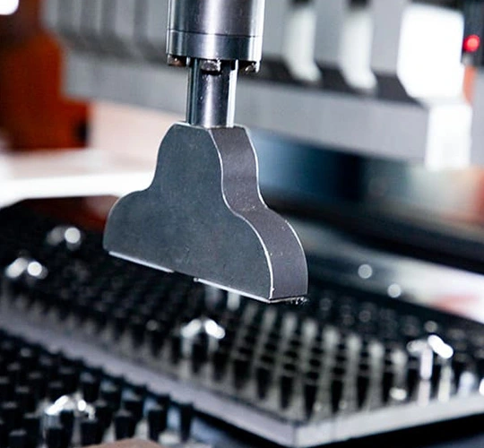 مقارنة بطرق المعالجة التقليدية: مزايا مراكز الثني المرنة المتعددة الأطراف